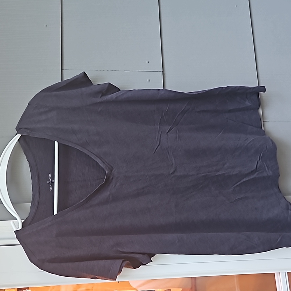 Ladies LL Bean Signature v neck t shirt med navy Blue